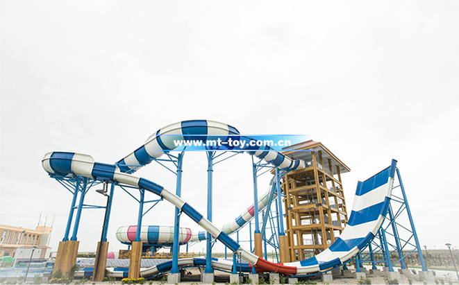 水上樂園設備：雙人和四人沖天回旋滑梯設施介紹 