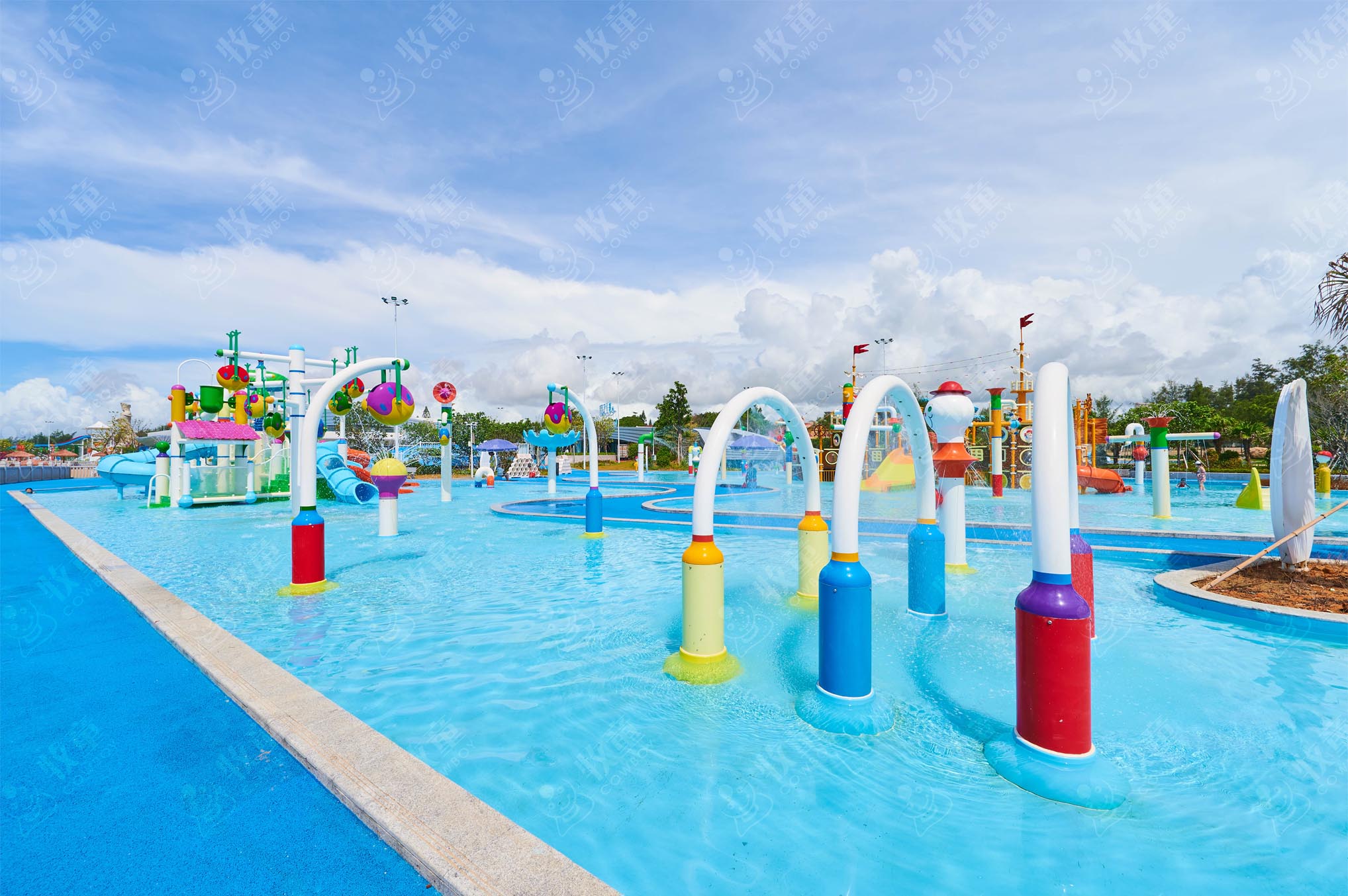 水上樂(lè)園滑滑梯型玩樂(lè)設(shè)備！
